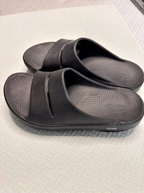 OOFOS OOahh Sport Flex Sport Slides in Black EU 42